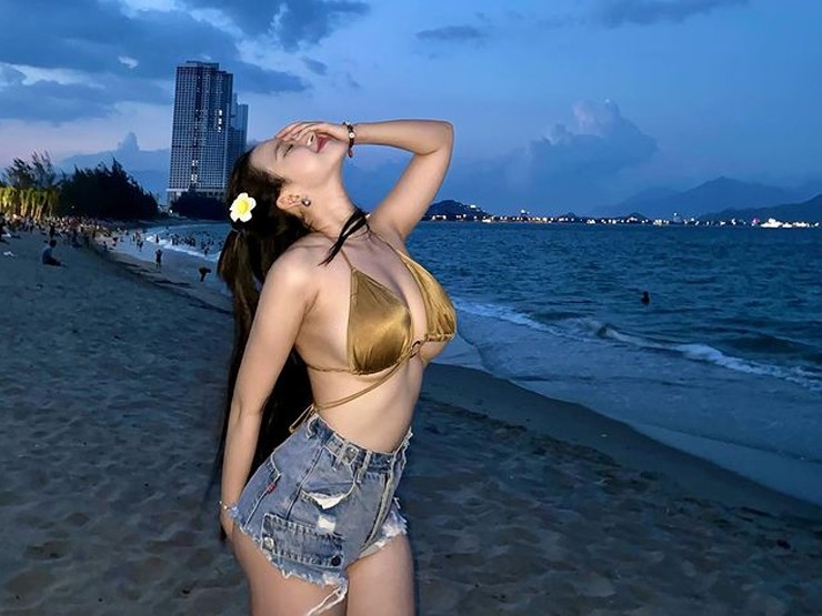 Nhan sắc&nbsp;xinh đẹp, vóc dáng bốc lửa là lợi thế giúp&nbsp;hot girl&nbsp;Đồng Nai tự tin lăng xê các xu hướng hot.
