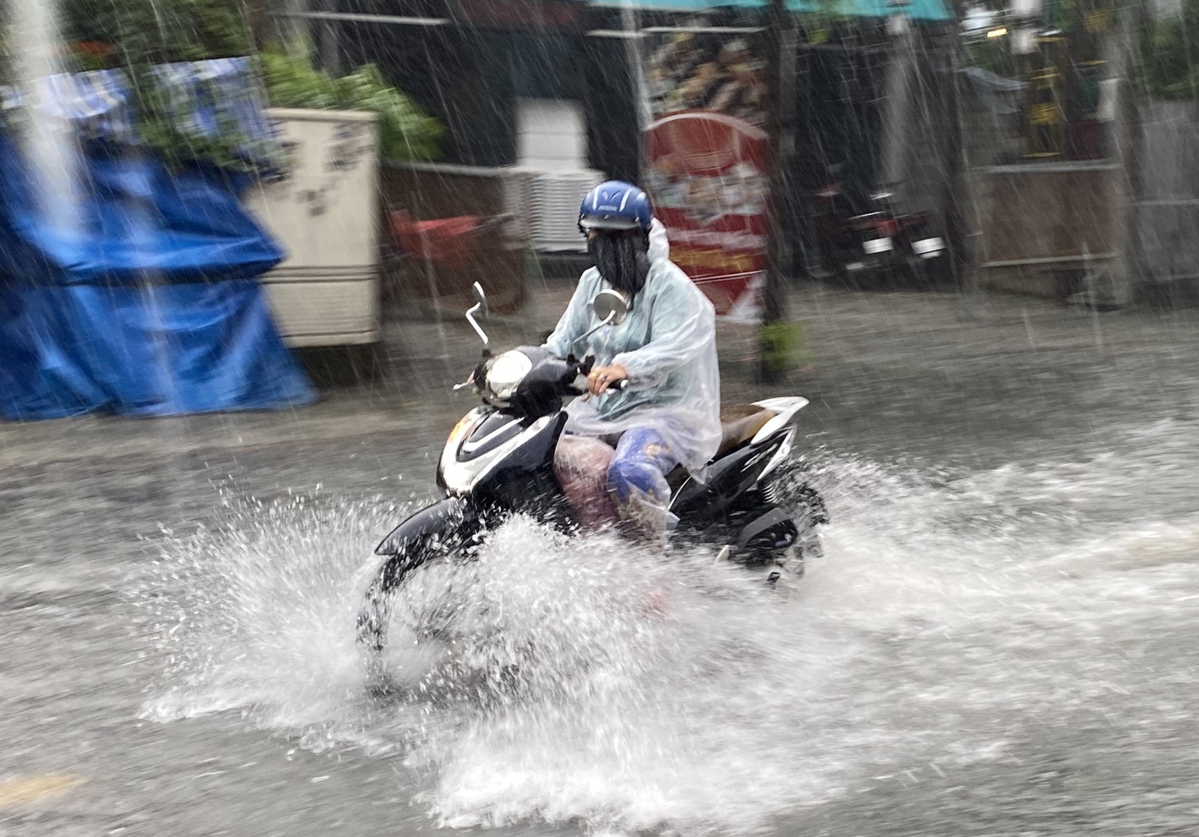 Từ 8h sáng 2/10, nhiều khu vực ở TP.HCM xuất hiện mưa lớn khiến hàng chục tuyến đường bị ngập sâu.