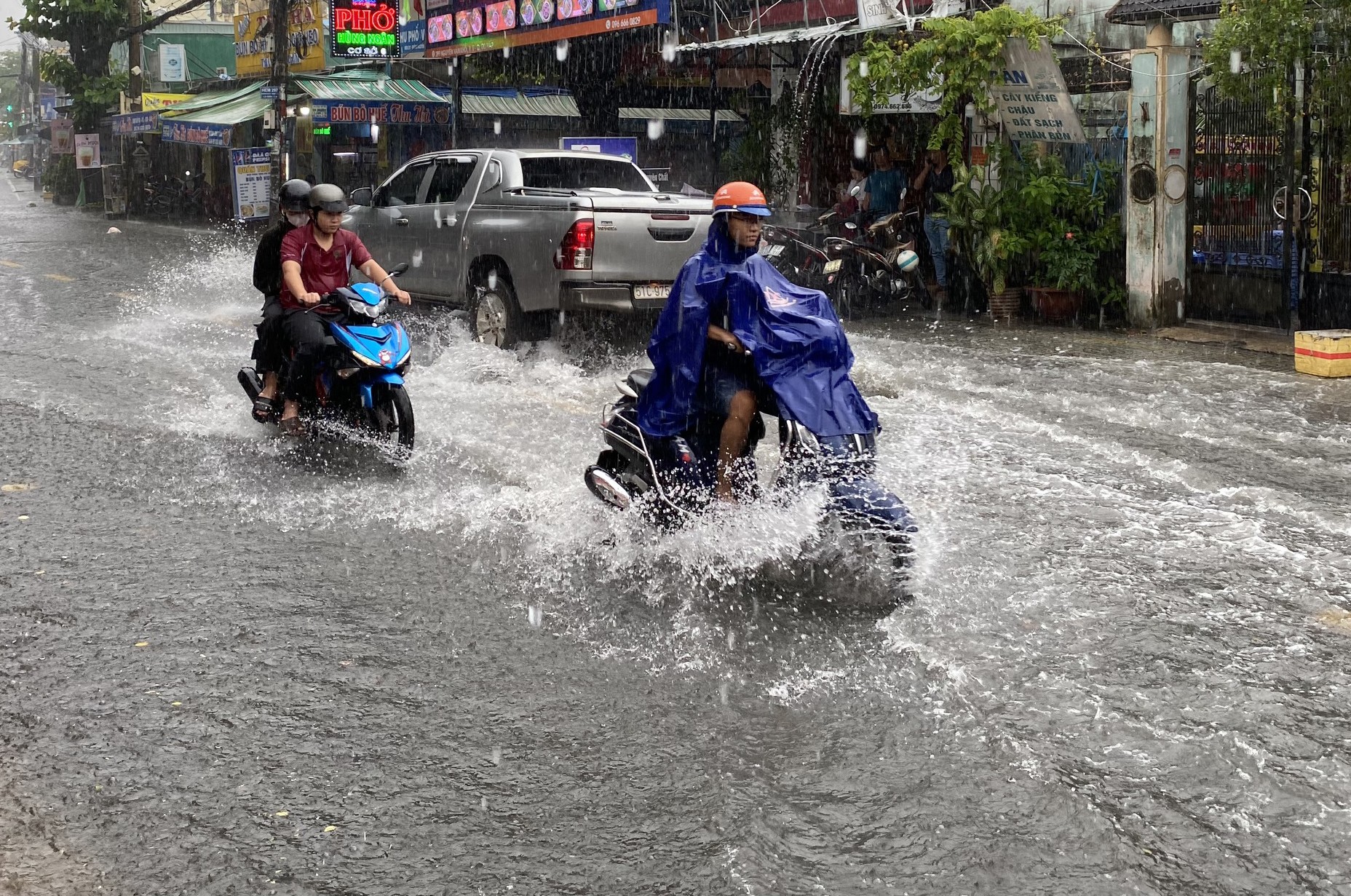 Sau khoảng 20 phút mưa lớn, một số tuyến đường như: Nguyễn Văn Quá, Phan Văn Hớn, Song Hành (quận 12); Nguyễn Văn Khối, Lê Văn Thọ, Phạm Văn Chiêu (quận Gò Vấp), … mênh mông nước.