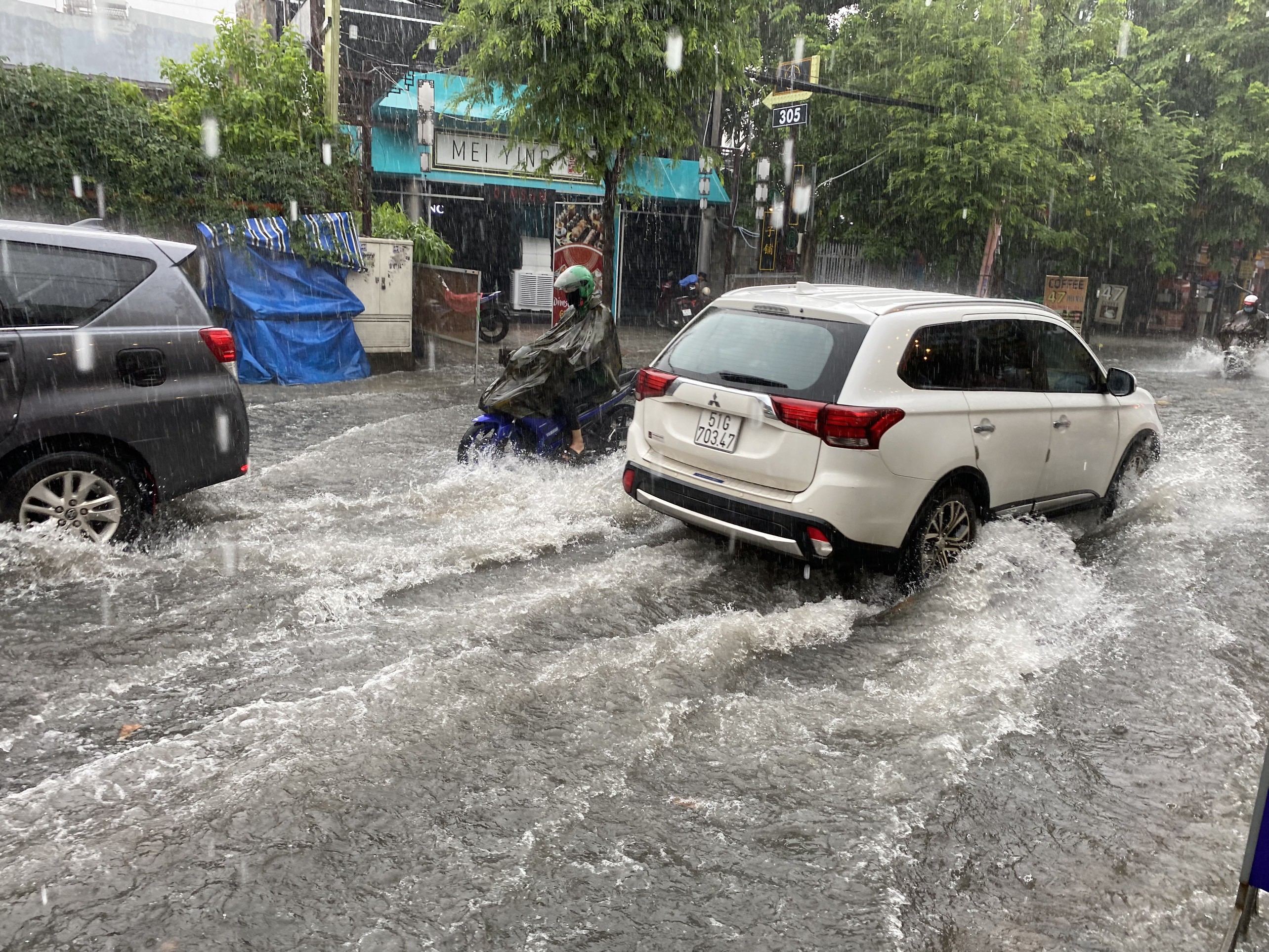 Các tuyến đường như Nguyễn Văn Quá, Song Hành ngập nặng. Mỗi khi ô tô chạy qua tạo thành sóng nước cuồn cuộn trên đường.