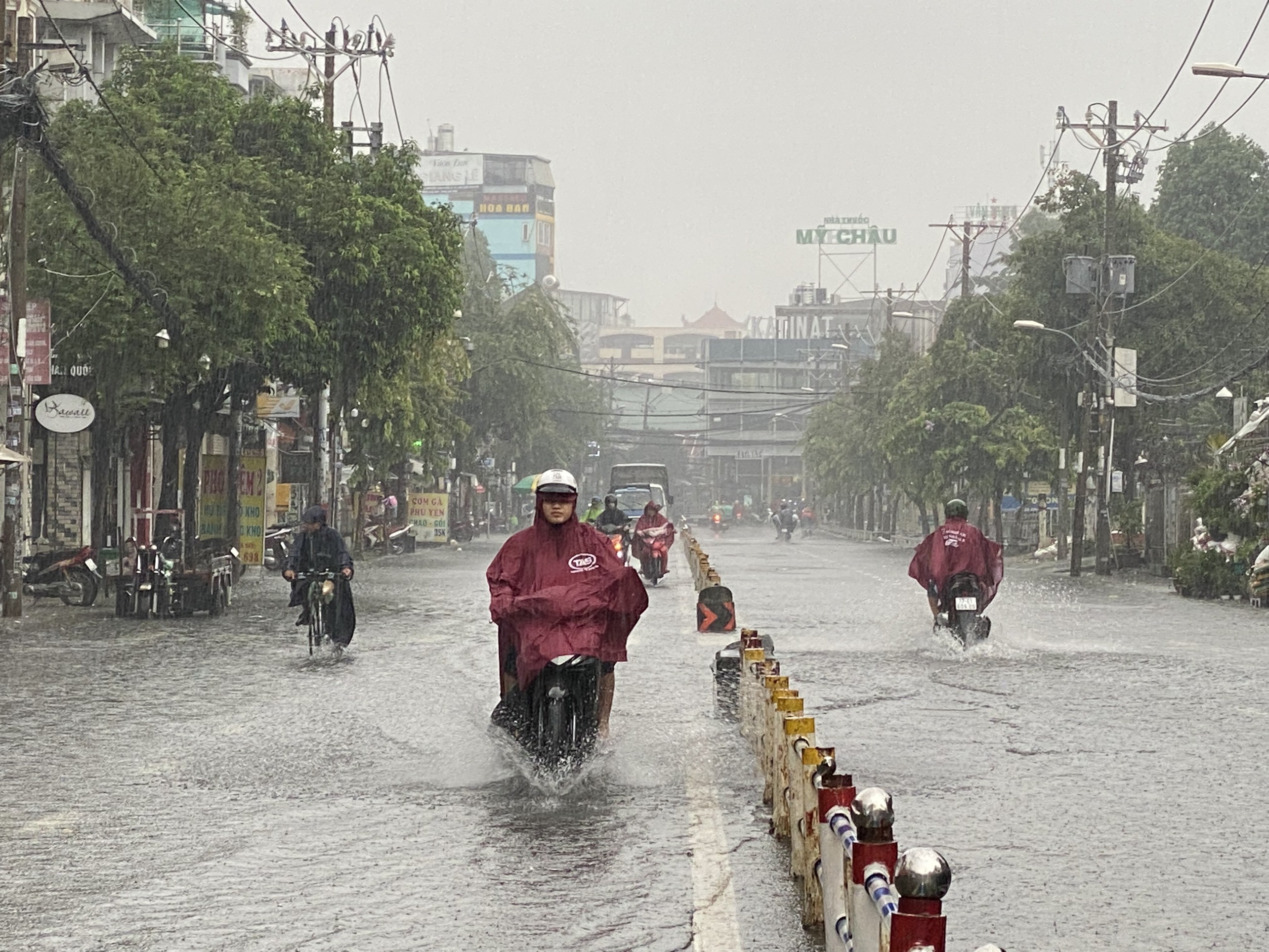 Mưa trắng trời từ sáng đến trưa, nhiều tuyến đường ở TP.HCM ngập lênh láng - 6