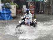 Tin tức trong ngày - Mưa trắng trời từ sáng đến trưa, nhiều tuyến đường ở TP.HCM ngập lênh láng