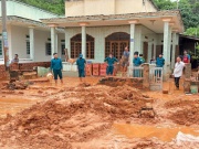 Tin tức trong ngày - Lũ cát, bùn đỏ chia cắt nhiều tuyến đường ven biển Phan Thiết, tràn vào nhà dân