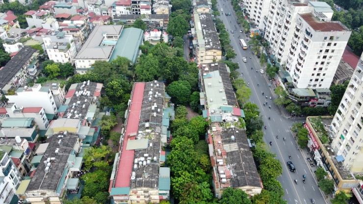 Theo đó, phía Đông Bắc giáp khu dân cư hiện hữu; phía Đông Nam giáp phố Phạm Ngọc Thạch; phía Tây Bắc và Tây Nam giáp phố Đặng Văn Ngữ.