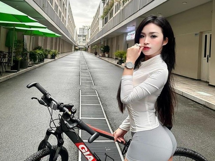 Lên "phố Tây" Bùi Viện, hot girl áo dài khoe vòng 1 đẫy đà - 8