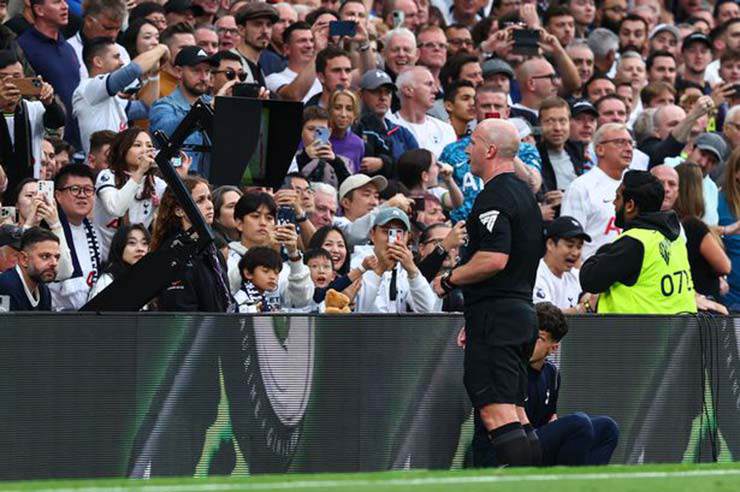 Tổ trọng tài mắc sai lầm nghiêm trọng trong pha bắt việt vị Luis Diaz ở trận Tottenham - Liverpool