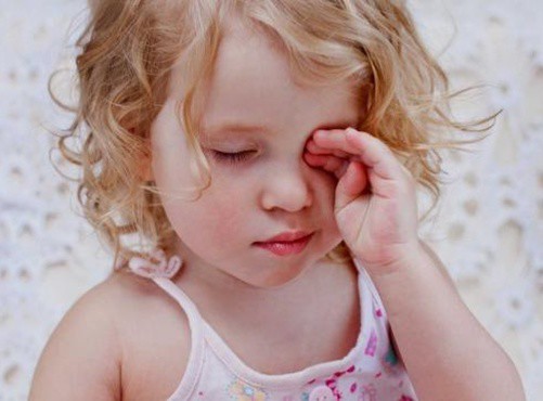 Trẻ bị đau mắt đỏ, cha mẹ tuyệt đối không làm việc này để phòng biến chứng - 2