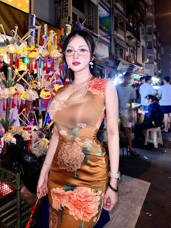 Lên "phố Tây" Bùi Viện, hot girl áo dài khoe vòng 1 đẫy đà - 3