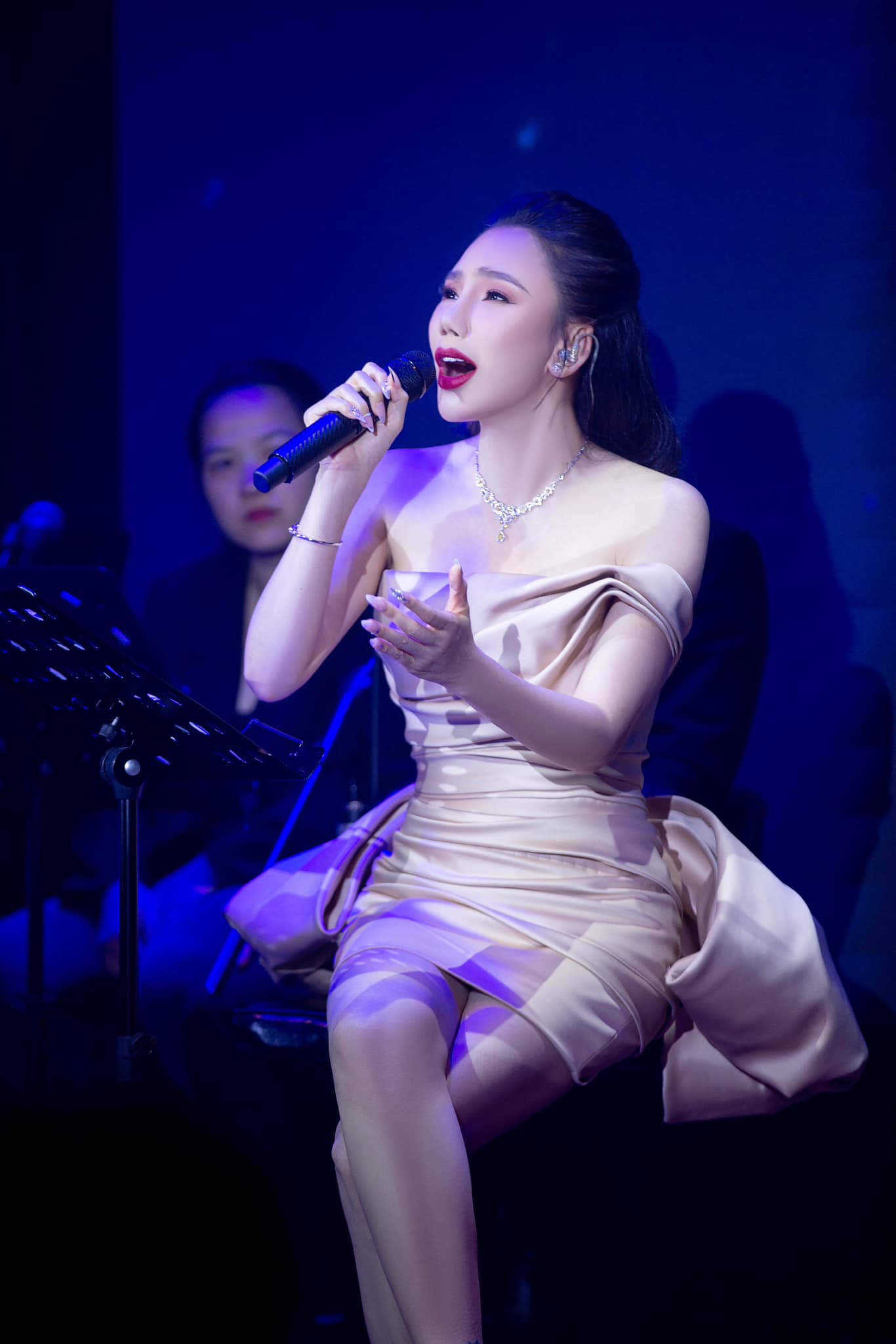 Hồ Quỳnh Hương bị nhận xét "đánh vật với bài hát" khi cover "Never Enough" - 2
