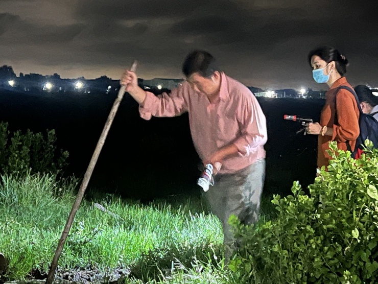 Cận cảnh nhân viên y tế lấy thân 'làm mồi' nhử muỗi trong đêm - 1