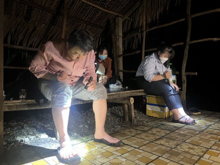Cận cảnh nhân viên y tế lấy thân 'làm mồi' nhử muỗi trong đêm - 4