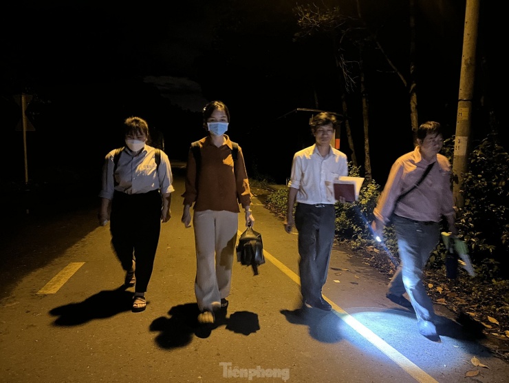 Cận cảnh nhân viên y tế lấy thân 'làm mồi' nhử muỗi trong đêm - 8