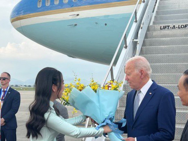 Nữ sinh tặng hoa cho Tổng thống Mỹ Joe Biden tại sân bay Nội Bài là ai?