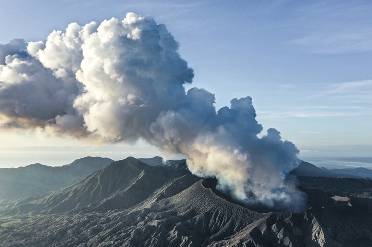 Núi lửa ở Indonesia có gì mà thu hút du khách ưa mạo hiểm kéo đến? - 3