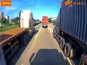 Ô tô - Clip: Hãi hùng xe container vượt ẩu va chạm đầu xe khác