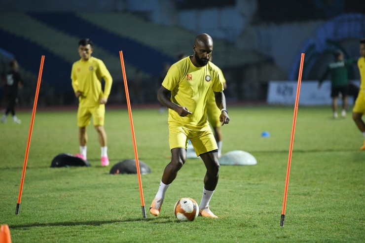 Gustavo (trái) và Luiz Antonio (phải) là những ngoại binh chất lượng khác. Antonio từng khoác áo đội bóng danh tiếng Flamengo của Brazil và Al-Shabab của Saudi Arabia, còn Gustavo đã ghi 4 bàn mùa trước, là nhân tố quan trọng giúp Đông Á Thanh Hóa đạt vị trí thứ 4 V-League và đoạt Cúp Quốc gia 2023.