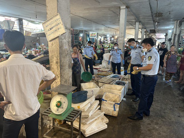 Gần 3 tấn thịt lợn bẩn bị lực lượng chức năng phát hiện, xử lý.