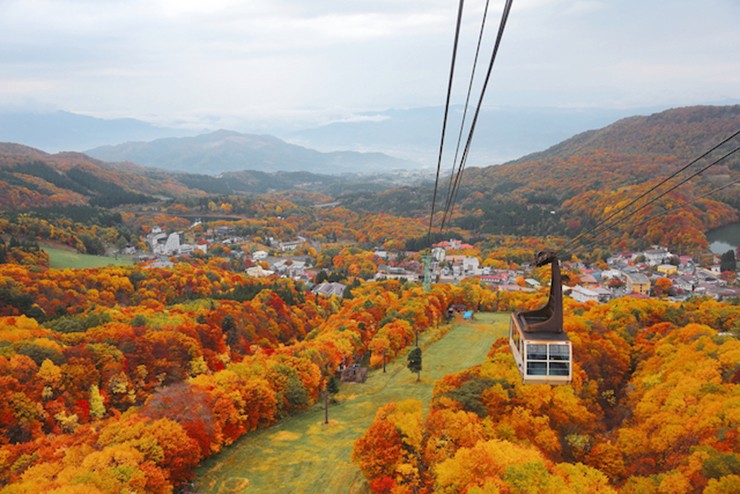 Vào mùa thu, khung cảnh núi non ở tỉnh Yamagata trở nên rất đẹp. Lá mùa thu thay màu tuần tự từ đỉnh xuống chân núi, chuyển màu từ vàng sang cam, đỏ, đỏ gạch, tạo nên vẻ đẹp choáng ngợp.
