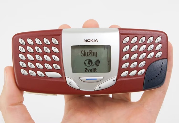 Nokia 5510 (2001) có bàn phím QWERTY đầy đủ và máy nghe nhạc kỹ thuật số.&nbsp;Nó thậm chí còn có bộ nhớ 64 MB để lưu trữ các tệp âm thanh. Chiếc điện thoại này xuất hiện trong thời đại mà nhiều nút vật lý hơn được ưa chuộng.
