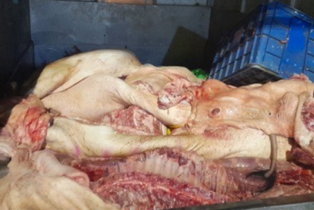 Kinh hoàng hàng tấn thịt chim, thịt lợn bốc mùi hôi thối, rỉ nước vẫn được tiểu thương mang đi tiêu thụ