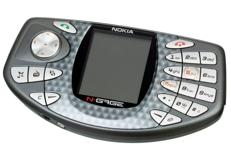 Nokia N-Gage (2002)&nbsp;là nỗ lực của Nokia nhằm thu phục người dùng GameBoy.&nbsp;Nó là một thiết bị 2 trong 1 (chơi game và điện thoại di động), mặc dù các game thủ đã chế giễu chiếc điện thoại này và mô tả nó trông giống như một chiếc bánh taco.
