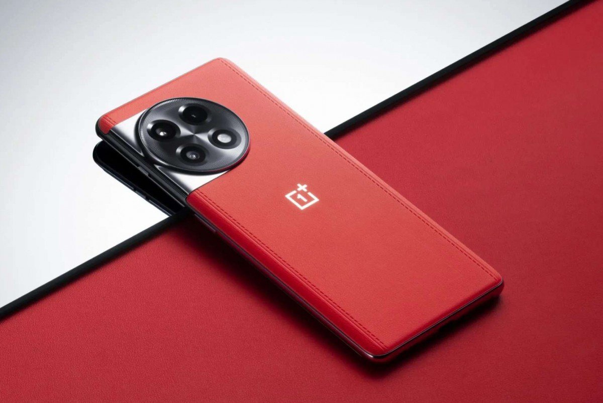 OnePlus 11R Solar Red.