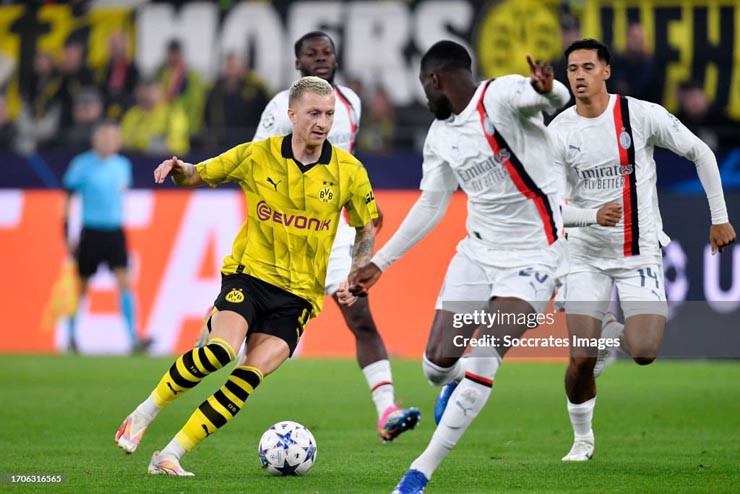 Dortmund (áo vàng) gặp khó trước AC Milan