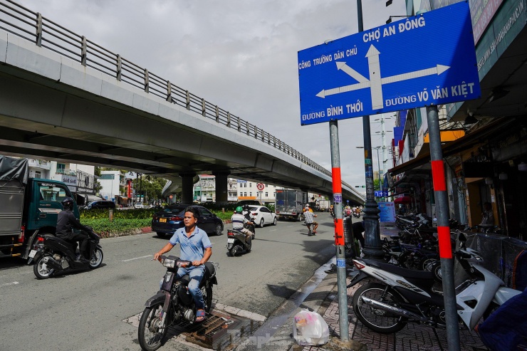 Nút giao thông vòng xoay Cây Gõ - Phú Lâm là nút giao thông trục chính kết nối từ các tỉnh miền Tây vào trung tâm thành phố, luôn trong tình trạng quá tải về lưu lượng và rất dễ ùn tắc giao thông, nhất là trong giờ cao điểm.