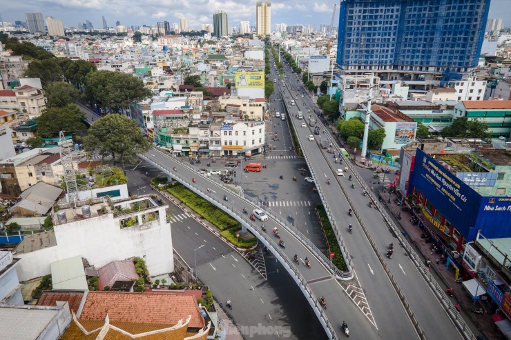 Cầu vượt hình chữ Y tại vòng xoay Cây Gõ (Quận 6, TPHCM) là một trong những cầu vượt bằng thép lớn tại TPHCM. Cầu vượt Cây Gõ giải quyết vấn đề giao thông tại nút giao đường 3/2, Hồng Bàng và Hậu Giang...