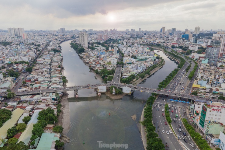 Cầu Chữ Y cũ được xây dựng vào 1938, hoàn thành sau 3 năm do Công ty Công xưởng và Công trình công chính (Pháp) đảm nhiệm. Cầu được nhiều lần sửa chữa lớn vào các năm 1948, 1957, 1992. Năm 2006, khi xây dựng đại lộ Đông Tây, cầu Chữ Y cũ bị tháo dỡ và xây dựng cầu mới tại vị trí cũ với độ tĩnh không được nâng cao lên gấp đôi. Ba nhánh cầu Chữ Y (nối quận 5 và 8) được mở rộng từ 9 lên 12m giúp giảm ùn tắc trên cầu và các tuyến đường quanh khu vực.