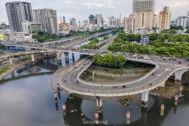 Đứng từ phía đường Võ Văn Kiệt nhìn về Quận 8, các nhánh đường dẫn cầu Nguyễn Văn Cừ tạo thành hình chữ P. Chính cách thiết kế này tạo nên điểm nhấn kiến trúc độc đáo ngay ngã ba Kênh Tẻ. Hai nhánh cầu tạo thuận lợi cho các luồng giao thông lưu thông qua khu vực từ Quận 1, Quận 5 sang Quận7, Quận 8, vùng Nam Sài Gòn và ngược lại, nâng cao năng lực khai thác trục đại lộ Võ Văn Kiệt - hầm Thủ Thiêm và Mai Chí Thọ (TP Thủ Đức).