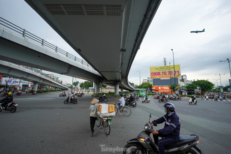 Đây là tổ hợp thiết kế cầu theo chữ N nhìn rất độc đáo, tạo điểm nhấn cho du khách quốc tế khi cầu này nằm ngay sân bay Tân Sơn Nhất .