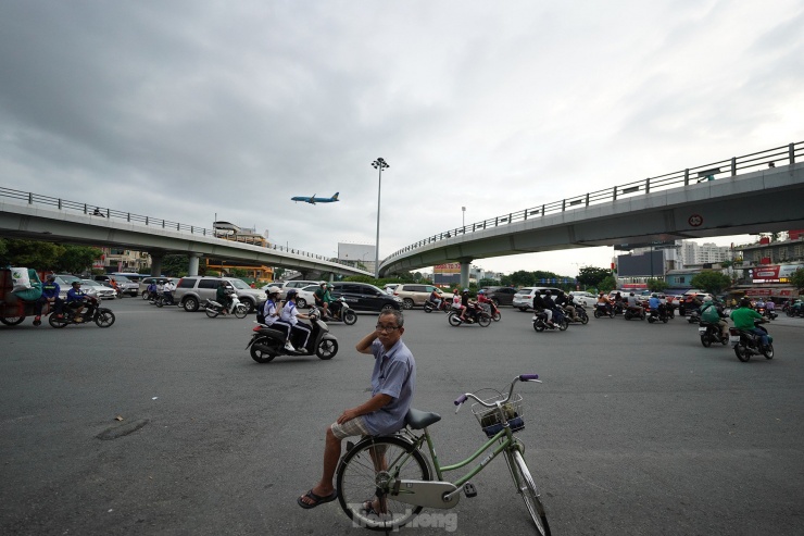 Trong đó, nhánh cầu vượt Nguyễn Kiệm - Nguyễn Thái Sơn dài 367,7m, dành cho xe lưu thông 1 chiều hướng đi từ ngã tư Phú Nhuận đến đường Nguyễn Thái Sơn. Trước đó, nhánh cầu vượt hướng Nguyễn Kiệm - Hoàng Minh Giám dài 367,7m và nhánh cầu vượt từ đường Hoàng Minh Giám - Nguyễn Thái Sơn dài 362,8m đã được thông xe đưa vào sử dụng.