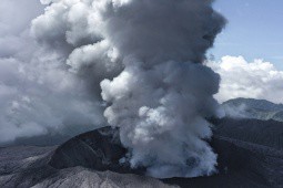 Núi lửa ở Indonesia có gì mà thu hút du khách ưa mạo hiểm kéo đến?