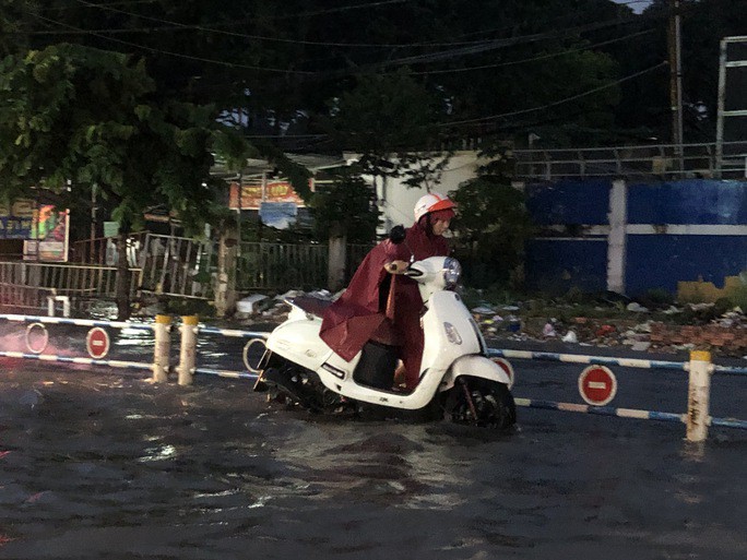 Người dân TP HCM vất vả về nhà sau trận mưa chiều - 2