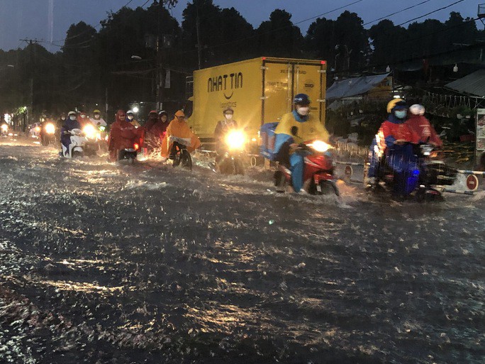 Người dân TP HCM vất vả về nhà sau trận mưa chiều - 1