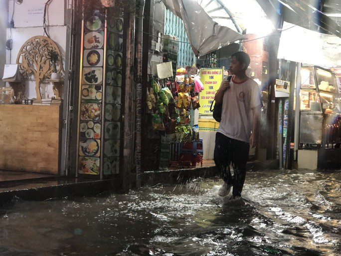Người dân TP HCM vất vả về nhà sau trận mưa chiều - 4