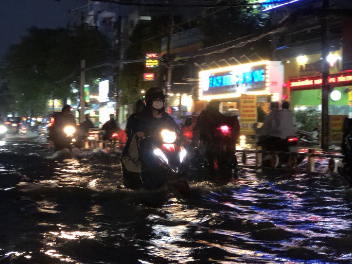Người dân TP HCM vất vả về nhà sau trận mưa chiều - 5