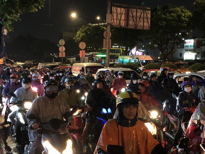 Người dân TP HCM vất vả về nhà sau trận mưa chiều - 6