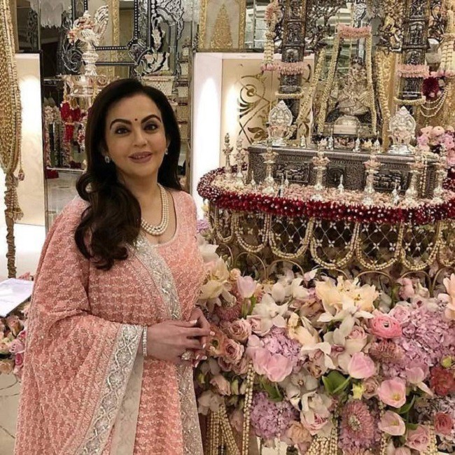 Nita Ambani sinh năm 1963, bà lớn lên trong một gia đình thuộc tầng lớp trung lưu lại Ấn Độ.
