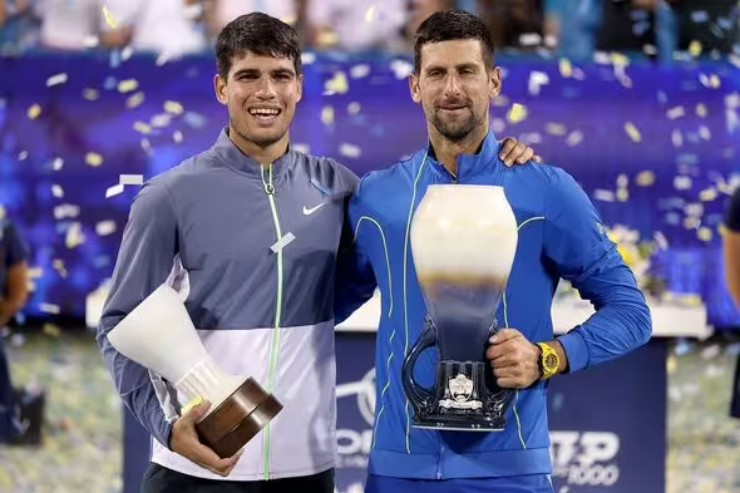 Djokovic (bên phải) giỏi nhất tennis hiện tại là điều không phải bàn cãi, vì thế Nole luôn là mục tiêu để Alcaraz (trái) vượt qua