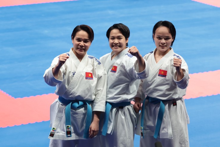 Vỡ òa 3 nữ võ sỹ giật &#34;vàng&#34; Karate, đoàn Việt Nam có HCV thứ 3 ở ASIAD - 2