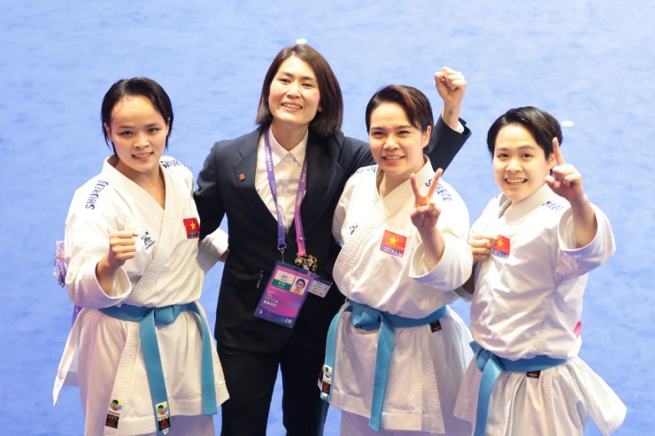 Nguyễn Hoàng Ngân và học trò ăn mừng tấm HCV Karate