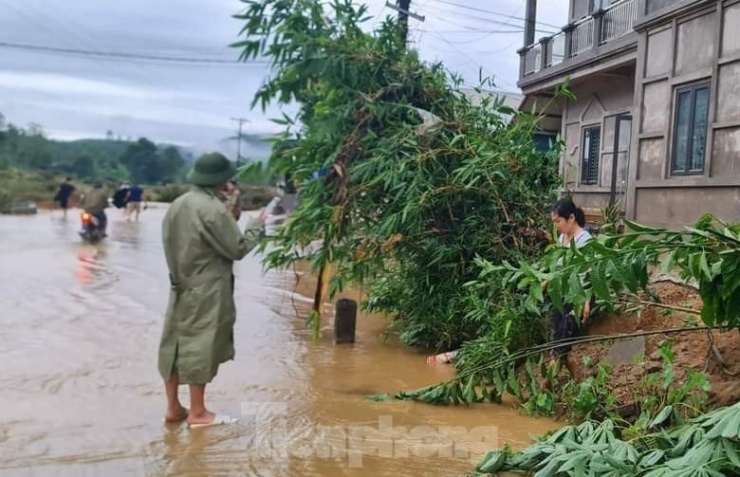 Ngay trong đêm 6/10, Ban Chỉ huy phòng chống thiên tai và tìm kiếm cứu nạn (PCTT &amp; TKCN) huyện Văn Yên ông Hà Đức Anh, Chủ tịch UBND huyện làm Trưởng đoàn đi kiểm tra, đánh giá tình hình lũ, ngập lụt và sạt lở đất .