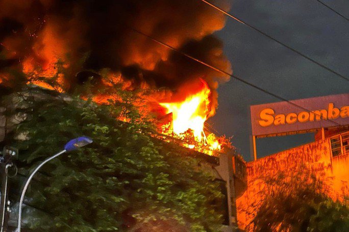 TP HCM: 4 người tháo chạy trong đám cháy lớn ở cửa hàng mỹ phẩm - 1