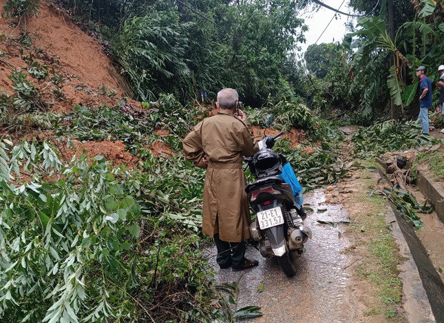 Theo Ban Chỉ huy Phòng chống thiên tai và Tìm kiếm cứu nạn (PCTT- TKCN) tỉnh Yên Bái, mưa lớn kéo dài khiến một số đường Quốc lộ, tỉnh lộ trên địa bàn bị sạt lở, ách tắc kéo dài.