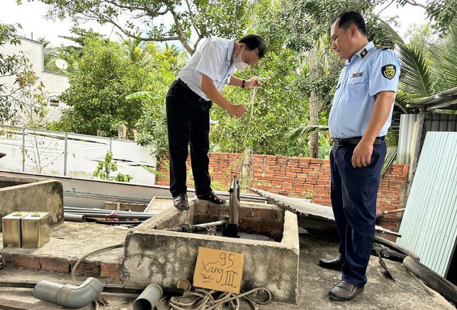 Lực lượng chức năng kiểm tra tại doanh nghiệp.