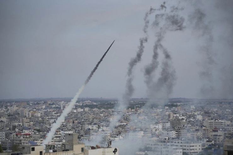 Nhiều rocket được bắn từ Dải Gaza về phía Israel vào sáng 7-10. Ảnh: AP