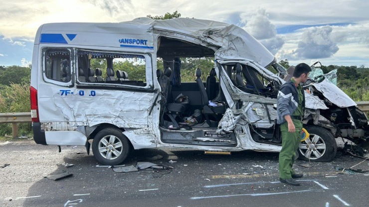 Hiện trường vụ tai nạn làm 13 người thương vong ở Đắk Lắk - 1