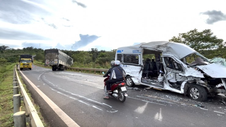 Hiện trường vụ tai nạn làm 13 người thương vong ở Đắk Lắk - 10